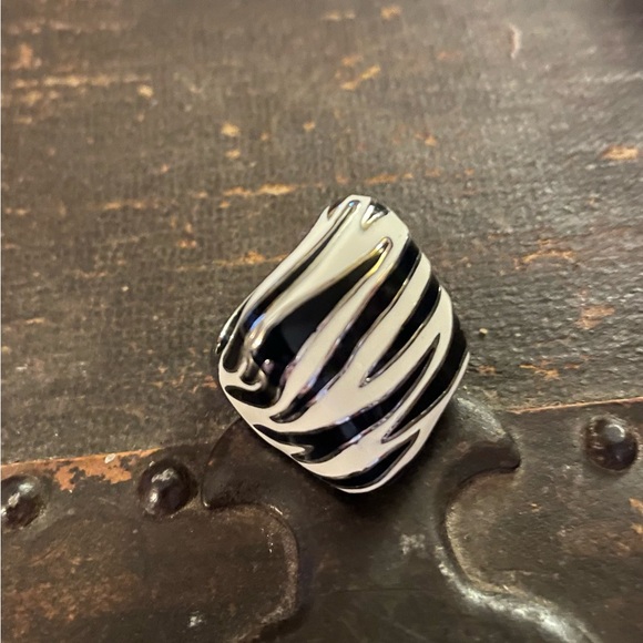 Stainless Steel Black and White Enamel Zebra Stripe Ring Size 5 NWOT - Picture 3 of 8